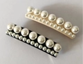 Vue détaillée des barrettes à perles noires et crème avec un design élégant et rétro - Noir Clip 8cm