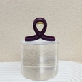 Detalle de la pinza para el pelo cruzada de color púrpura oscuro con muelle dorado - Morado