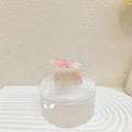 Vue détaillée de la pince à cheveux papillon en acrylique rose avec mécanisme à ressort - Rose