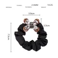 Détail d'un chouchou noir avec papillon en cristal et acétate, diamètre de 7,5 cm - Chouchou papillon en cristal