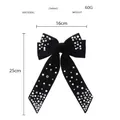 Detalle del lazo de terciopelo con perlas y strass mostrando el tamaño de 16x25cm - Negro