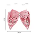 Detalle de lazo para el pelo en terciopelo rosa con perlas artificiales y strass floral - Rosa
