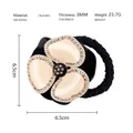 Vista dettagliata dello spessore di 3mm e del materiale in acetato dell'elastico camelia - Beige