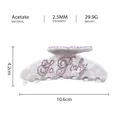 Makroansicht der weißen Marmor-Haarklammer aus Acetat mit Kristallbuchstaben und Maßangaben - Kaltweiß Und Violette Strass