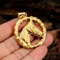 Detalle del colgante de cabeza de caballo en acabado dorado pulido con corona de laurel - Colgante Color Oro (Sin Cadena)