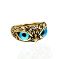 Dettaglio dell'anello a forma di gufo retrò dorato con vibranti occhi in pietre blu acceso - Taglia 7 / Colore Oro Occhi Blu