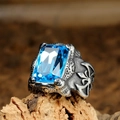 Dettaglio macro dell'anello vintage da uomo in acciaio con gemma blu e incisioni - Colore Acciaio Pietra Blu Chiaro