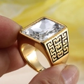 Gros plan d'une bague pour homme plaquée or avec pierre rectangulaire blanche et motif grec - US 7 / Or Zircon Blanc
