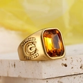 Detailaufnahme eines Herrenrings mit bernsteinfarbenem Edelstein und graviertem Hufeisen-Muster - Gold Mit Gelbem Strass