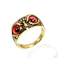 Anello civetta dorata con occhi in pietra rossa e dettagli piumati in acciaio al titanio - Taglia 7 / Colore Oro Occhi Rossi