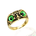 Anello a civetta retrò dorato con occhi in pietre verdi e texture piumata rifinita - Taglia 7 / Colore Oro Occhi Verdi