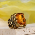Anillo nórdico vintage dorado con piedra ámbar rectangular y grabados florales - Oro Circonita Amarilla