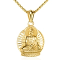 Primer plano detallado del colgante de Buda dorado con diseño de halo y cadena - Colgante Color Oro
