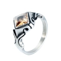 Bague vintage en argent avec une grande pierre carrée champagne et des gravures antiques - Strass Champagne