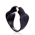 Gothic zwarte titanium stalen ring met tweekoppige slang en rode edelstenen accenten - Zwart/Rode Zirkonia