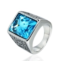 Herrenring in Silber mit quadratischem hellblauem Edelstein und schwarzem Mäander-Muster - Stahlfarbe Korallenblauer Strass