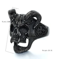 Punk gothic ram schedel ring in zwart roestvrij staal met kruispatroon en 33 mm breedte - US 7 / Zwart