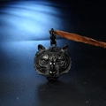 Macro di un ciondolo a testa di tigre in acciaio inossidabile nero su legno - Nero Ciondolo Solo (Senza Catena)