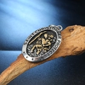 Colgante religioso de San Cristóbal en plata y oro sobre una superficie de madera - Solo Colgante (Sin Cadena) / Oro y Plata