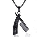 Detalle del colgante de cuchilla de afeitar en acero inoxidable negro con mango texturizado - Solo Colgante (Sin Cadena) / Negro