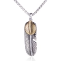 Collana con piuma d'argento e dettaglio foglia d'oro su catena a maglia quadrata - Ciondolo Tono Oro e Argento (XDZ389)
