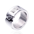 Anillo gótico de acero inoxidable para hombre con calavera y texto grabado - US 6 / Acero Ennegrecido