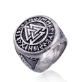Vue macro détaillée des runes Valknut sur une bague vintage en acier inoxydable homme - Argent antique