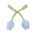Accesorio tulipán azul claro hecho a mano con lazo de satén verde para pelo o ropa - Lazo de Tulipán (Sin Nudar) / Azul Claro