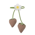 Süßes kariertes Erdbeer-Haar-Accessoire mit weißer Stickerei-Blume und Anhänger - Kaffee Karo Erdbeere