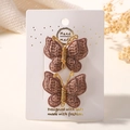Barrettes papillon en crochet marron faites main avec fil doré sur carton blanc - Café Foncé