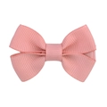 Dettaglio della trama in nastro grosgrain rosa chiaro di questa mini molletta a fiocco - Rosa Pallido (16)