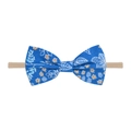 Dettaglio fascia neonato con fiocco blu a fiori e morbida fascia in nylon nude - Fiocco in Tessuto Floreale Blu (2)