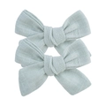 Texture détaillée de trois barrettes nœuds en lin vert menthe sur fond blanc neutre - Vert Menthe Clair (22)