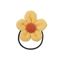 Dettaglio dell'elastico per capelli a fiore in velluto giallo con centro arancione e base nera - Stile Velluto a Coste Giallo Zenzero (6)