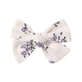 Detailansicht der handgefertigten Blumen-Haarspange mit lila Blüten auf Leinenstoff - Violettes Blumenmuster