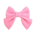 Vue détaillée d'un nœud en feutre rose montrant la texture douce du tissu en laine - Rose (11)