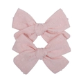 Detailansicht von zwei rosa Haarschleifen aus gepunktetem Stoff mit weicher Textur - Lotusrosa - Schweizer Punkte Textur