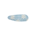 Détail d'une pince à cheveux en tissu bleu avec broderie florale et bords ondulés - Style Broderie Florale Blanche Texture Bleue (18)