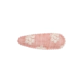 Détail d'une pince BB en tissu rose avec broderies florales blanches et bords festonnés - Style Floral Brodé Texture Rose (13)