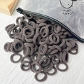 Primo piano di elastici per capelli marrone caffè con texture a coste in un sacchetto con zip - 1 Pezzo / caffè