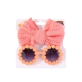Gros plan du bandeau en dentelle rose et lunettes de soleil marguerite pour bébés sur carte - Rose