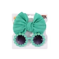 Détail d'un bandeau en dentelle vert menthe et lunettes de soleil marguerite pour bébé - Vert Menthe