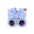 Detail von hellblauem Schleifen-Haarband und Gänseblümchen-Sonnenbrille auf Verpackung - Himmelblau