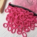 Neonpinke elastische Haargummis für Mädchen in einem rosa Reißverschlussbeutel - 1 Stück / Rosenrosa