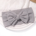 Bandeau bébé gris avec grand nœud en tissu côtelé sur un plateau décoratif - Gris