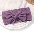 Bandeau élastique lilas pour bébé avec grand nœud sur un plateau blanc élégant - Violet