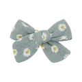 Green fabric bow hair clip with white daisy floral print for children and girls - Sage Daisy Style (24)