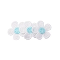 Vue détaillée de trois marguerites brodées blanches avec cœur bleu pour accessoires de cheveux - Centre Bleu Clair