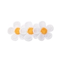 Détail de la broderie haute densité des écussons marguerites pour pinces à cheveux - Centre Orange