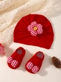 Detailansicht von rotem Baby-Turban-Hut und Socken mit karierten Blumen- und Schleifenakzenten - Rot
